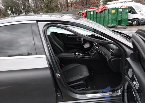 2018 Mercedes-Benz E 300 4Matic z USA, uszkodzony, nr VIN WDDZF4KB3JA355015